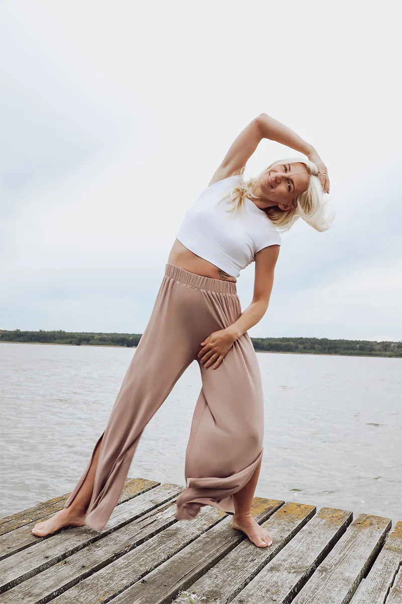 Kobieta-praktykująca-yogę-1 Kobieta praktykująca jogę 11 surya yoga joga płock