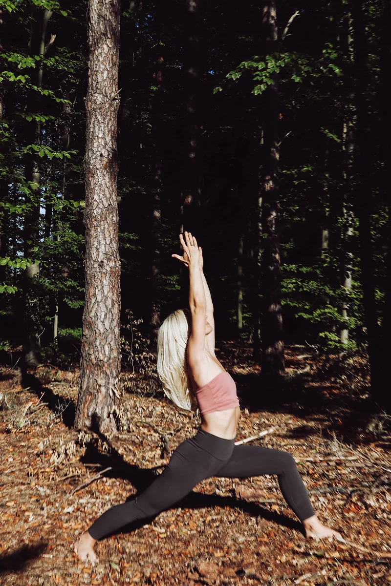 Kobieta-praktykująca-yogę-dla-dorosłych-2 Kobieta praktykująca jogę 10 surya yoga joga płock