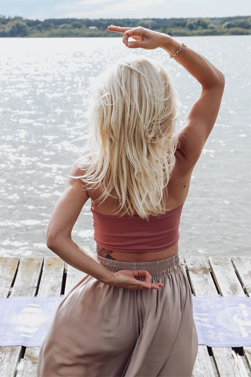 Kobieta-praktykująca-yogę-dla-dorosłych-3 Kobieta praktykująca jogę 9 surya yoga joga płock