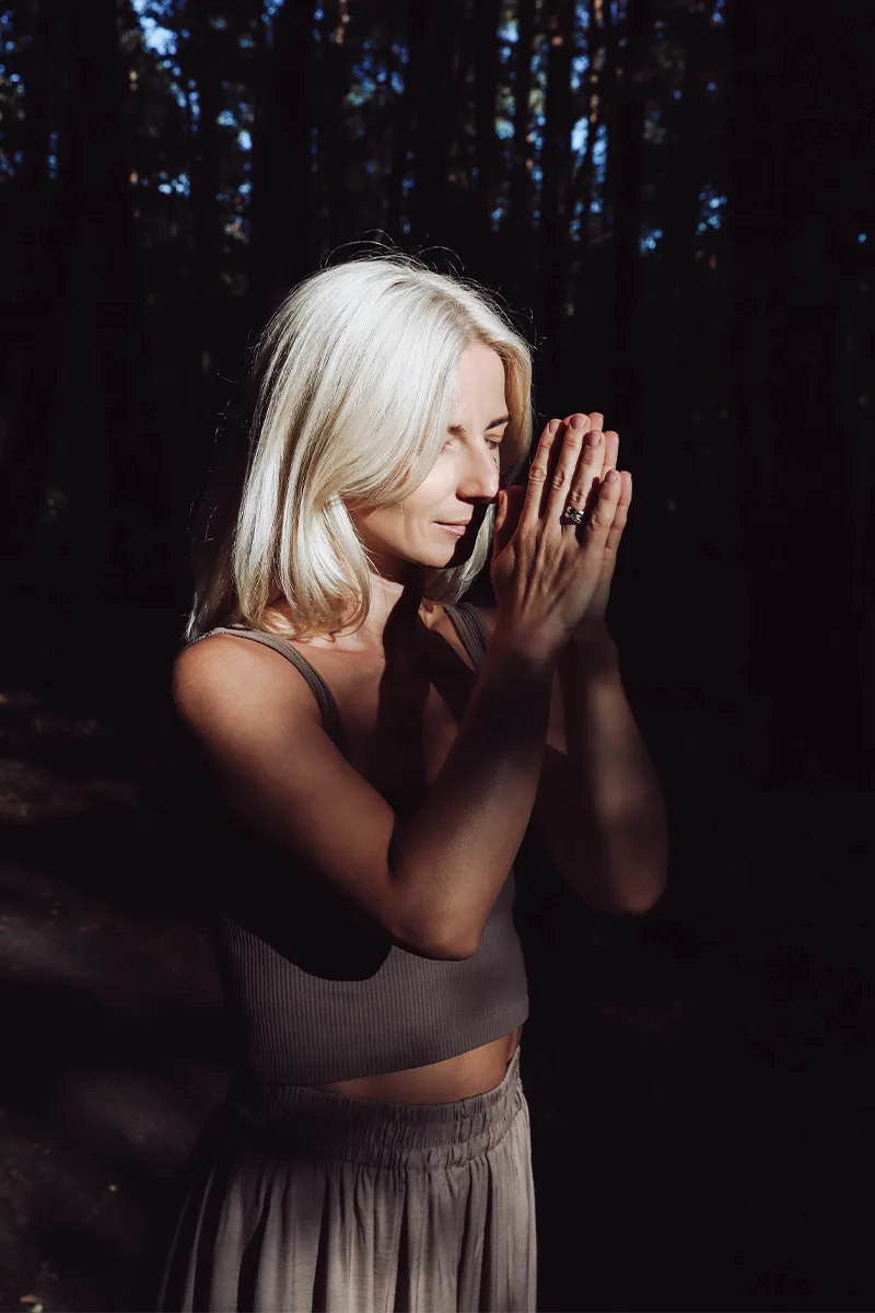 Kobieta-praktykująca-yogę-dla-dorosłych-4 Kobieta oddech 2 surya yoga joga płock