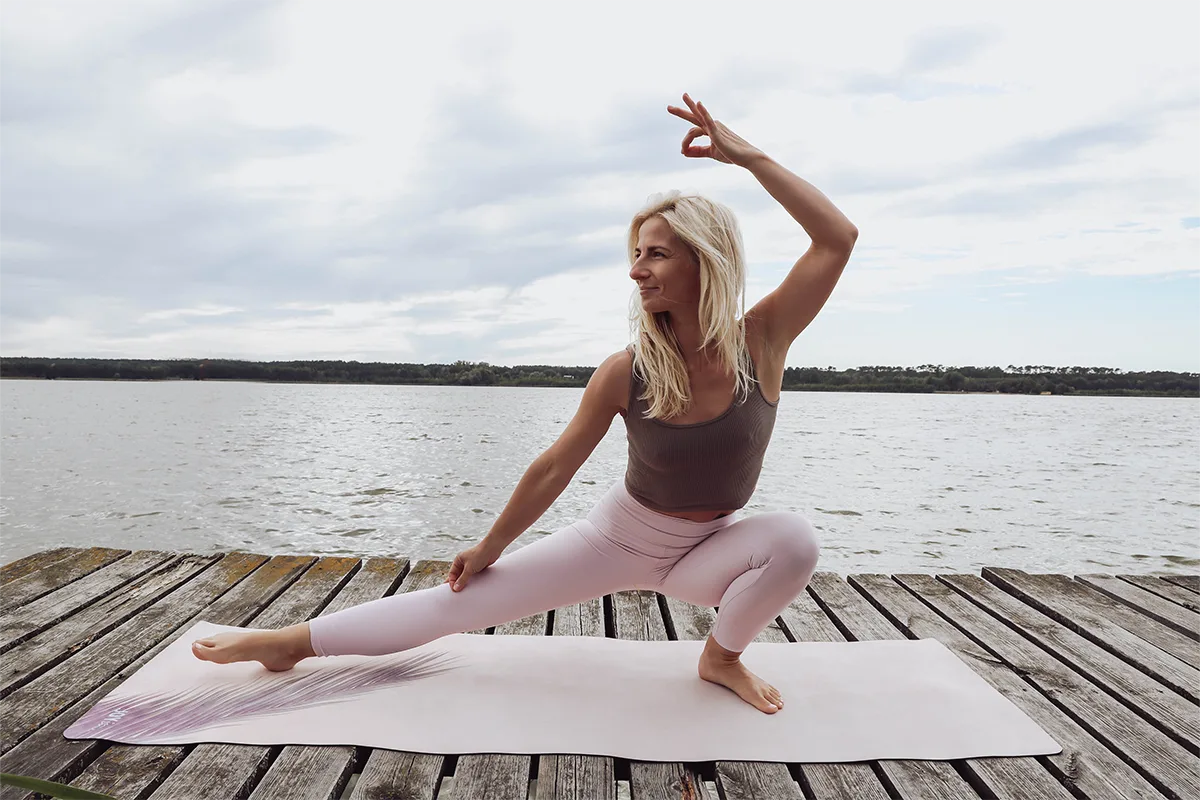 Kobieta-praktykująca-yogę-dla-dorosłych-7 Kobieta praktykująca jogę 6 surya yoga joga płock