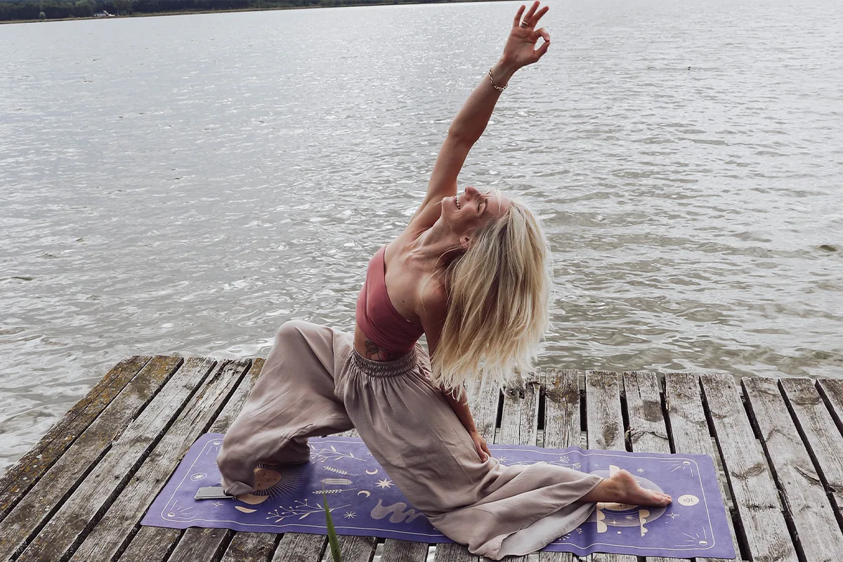 Warsztaty-yogi-dla-nauczycieli Kobieta praktykująca jogę 4 surya yoga joga płock