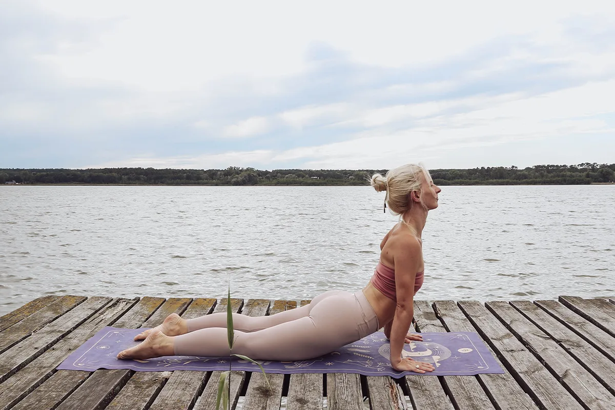 Yoga-rodzinna-1 Kobieta praktykująca jogę 3 surya yoga joga płock