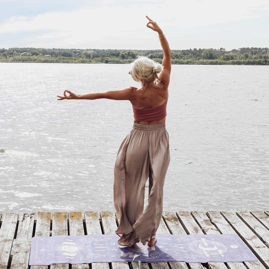 Kobieta praktykująca jogę 1 surya yoga joga płock
