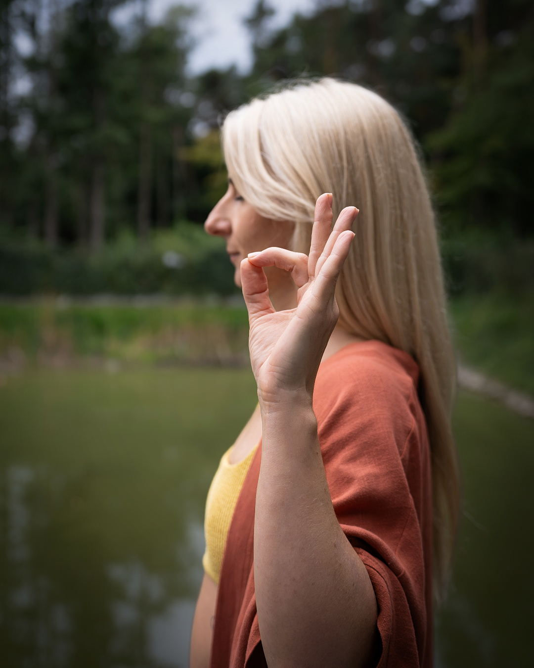 Kobieta praktykująca yogę w skupieniu Surya yoga joga Płock